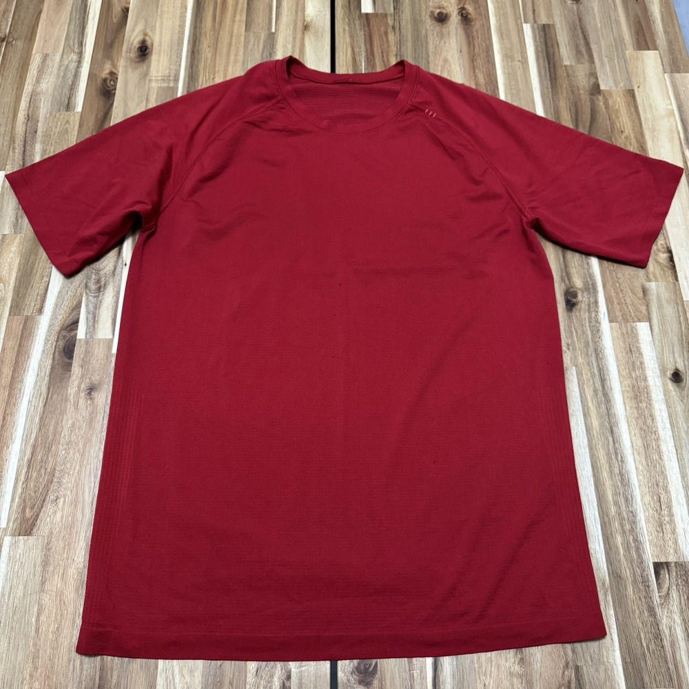 lululemon athletica Men's Short Sleeve Tee in Deep Red